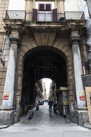 Foto de Palermo, Italia - 13 de mayo de 2023: Calle del casco antiguo de Palermo con gente alrededor en Sicilia, Italia - Imagen libre de derechos
