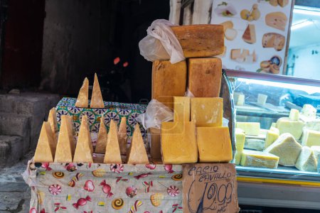 Foto de Cheese shop in Ballaro Market, street food market in Palermo, Sicilia, Italia - Imagen libre de derechos