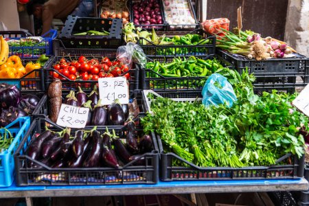 Foto de Tienda de frutas y verduras en Ballaro Market, mercado callejero de alimentos en Palermo, Sicilia, Italia - Imagen libre de derechos