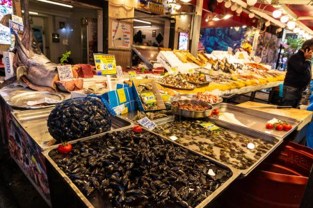 Palerme, Italie - 13 mai 2023 : Poisson et fruits de mer au Ballaro Market, marché de street food avec des gens autour de Palerme, Sicile, Italie