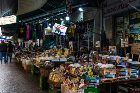 Foto de Palermo, Italia - 13 de mayo de 2023: Tienda de alimentos en Ballaro Market, mercado callejero de alimentos con gente alrededor en Palermo, Sicilia, Italia - Imagen libre de derechos