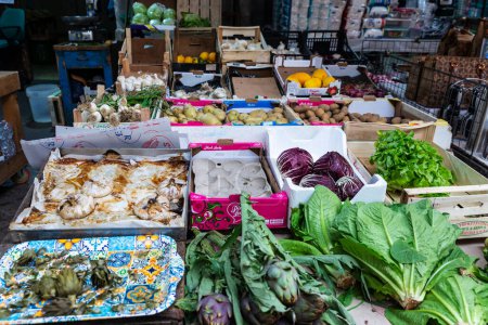 Foto de Palermo, Italia - 13 de mayo de 2023: Tienda de frutas y hortalizas en Ballaro Market, street food market in Palermo, Sicilia, Italia - Imagen libre de derechos