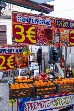 Foto de Palermo, Italia - 13 de mayo de 2023: Zumo de naranja en una tienda de frutas en Ballaro Market, mercado callejero de alimentos en Palermo, Sicilia, Italia - Imagen libre de derechos