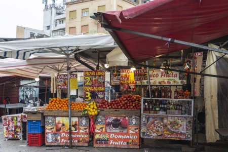 Foto de Palermo, Italia - 13 de mayo de 2023: Tienda de frutas y verduras en Ballaro Market, mercado callejero de alimentos con gente alrededor en Palermo, Sicilia, Italia - Imagen libre de derechos