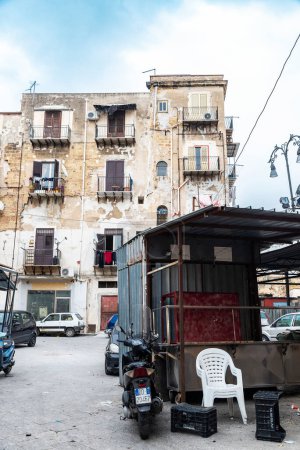Foto de Palermo, Italia - 13 de mayo de 2023: Stand cerrado en el mercado Ballaro, mercado callejero de alimentos en Palermo, Sicilia, Italia - Imagen libre de derechos