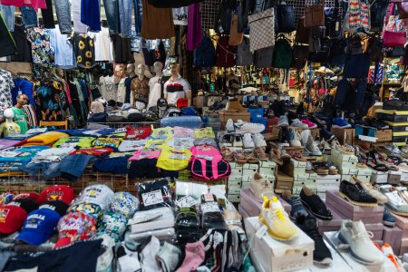 Foto de Palermo, Italia - 13 de mayo de 2023: Tienda de ropa y calzado en Ballaro Market, street food market en Palermo, Sicilia, Italia - Imagen libre de derechos