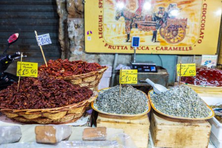 Foto de Palermo, Italia - 13 de mayo de 2023: Legume and dried fruit shop in Ballaro Market, street food market in Palermo, Sicilia, Italia - Imagen libre de derechos