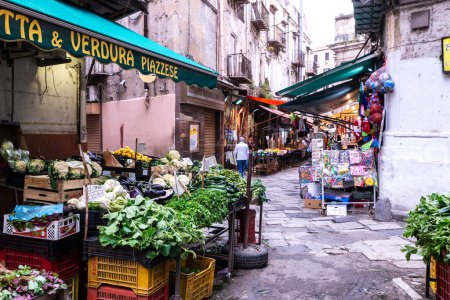 Foto de Palermo, Italia - 13 de mayo de 2023: Tienda de frutas y verduras en Ballaro Market, mercado callejero de alimentos con gente alrededor en Palermo, Sicilia, Italia - Imagen libre de derechos