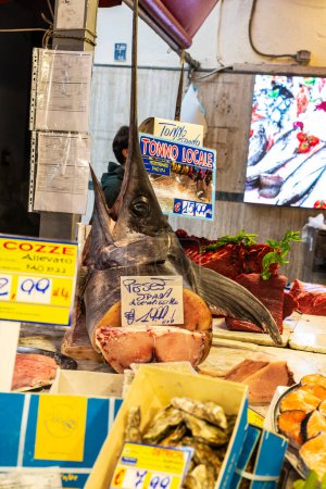 Foto de Palermo, Italia - 13 de mayo de 2023: Pez espada en una tienda de pescados y mariscos en Ballaro Market, mercado callejero de alimentos en Palermo, Sicilia, Italia - Imagen libre de derechos