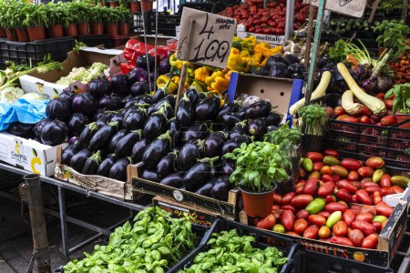 Foto de Palermo, Italia - 13 de mayo de 2023: Tienda de frutas y hortalizas en Ballaro Market, street food market in Palermo, Sicilia, Italia - Imagen libre de derechos