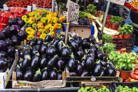 Foto de Palermo, Italia - 13 de mayo de 2023: Berenjenas en una tienda de frutas y verduras en Ballaro Market, mercado callejero de alimentos en Palermo, Sicilia, Italia - Imagen libre de derechos