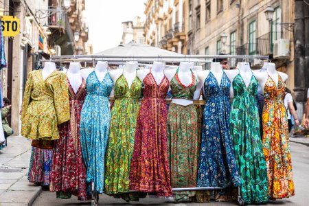 Foto de Palermo, Italia - 13 de mayo de 2023: Tienda de ropa con vestidos en el casco antiguo de Palermo, Sicilia, Italia - Imagen libre de derechos