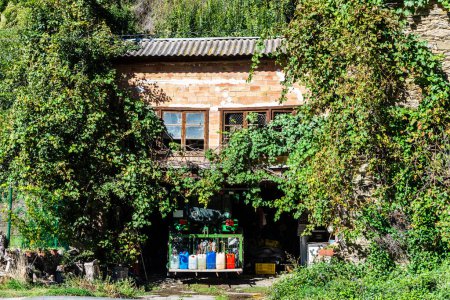 Foto de Fachada de una antigua casa del pueblo rústico de Llavorsi, Lleida, Cataluña, España - Imagen libre de derechos