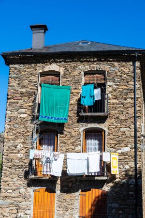 Foto de Fachada de una casa típica con ropa colgante del pueblo rústico de Esterri Aneu, Lleida, Cataluña, España - Imagen libre de derechos