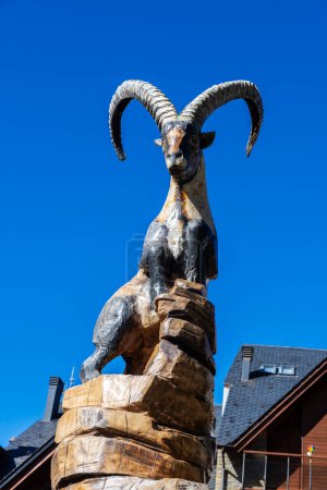 Statue eines iberischen Steinbocks aus dem rustikalen Dorf Esterri Aneu, Lleida, Katalonien, Spanien