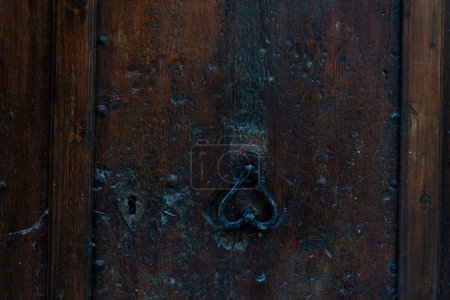 Foto de Primer plano de una vieja puerta de madera agrietada con cerradura y pestillo como fondo - Imagen libre de derechos