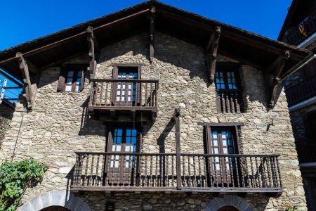 Foto de Fachada de una casa típica del pueblo rústico de Esterri Aneu, Lleida, Cataluña, España - Imagen libre de derechos