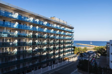 Foto de Fachada llena de balcones de un hotel en primera línea de mar en verano en Salou, Costa Daurada, Tarragona, Cataluña, España - Imagen libre de derechos