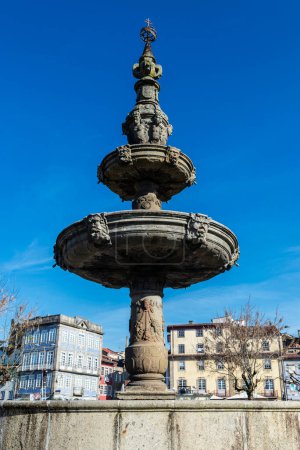 Foto de Fuente de Campo das Hortas junto al Arco de la Puerta Nueva en el casco antiguo de Braga, Portugal - Imagen libre de derechos