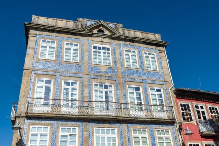Foto de Fachada de antiguos edificios clásicos decorados con azulejos en el casco antiguo de Braga, Portugal - Imagen libre de derechos