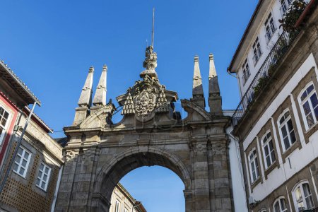 Foto de Arco triunfal de la Nueva Puerta o Arco da Porta Nova en el casco antiguo de Braga, Portugal - Imagen libre de derechos