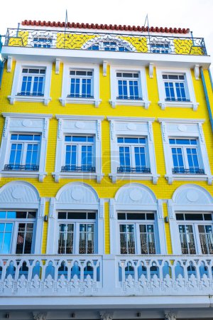 Foto de Fachada de un antiguo edificio clásico decorado con azulejos amarillos en el casco antiguo de Braga, Portugal - Imagen libre de derechos