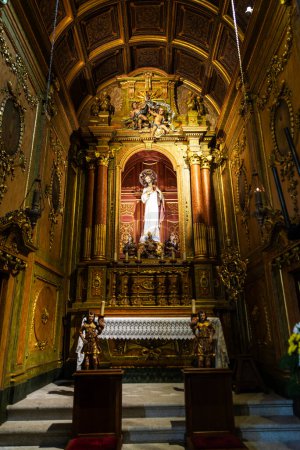 Foto de Altar con la estatua de Jesucristo en el interior de la Catedral de Braga en el casco antiguo de Braga, Portugal - Imagen libre de derechos