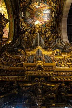 Foto de Órgano de tubo en el interior de la Catedral de Braga en el casco antiguo de Braga, Portugal - Imagen libre de derechos