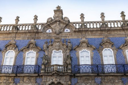 Foto de Fachada del Palacio de Raio, antiguo edificio clásico decorado con azulejos azules en el casco antiguo de Braga, Portugal - Imagen libre de derechos