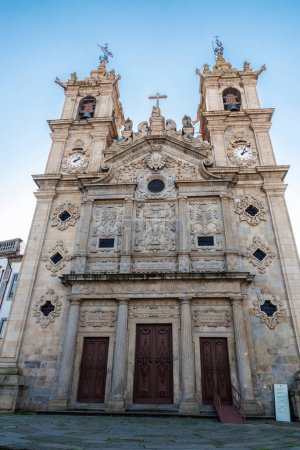 Foto de Fachada barroca de la Iglesia de la Santa Cruz o Santa Cruz en el casco antiguo de Braga, Portugal - Imagen libre de derechos