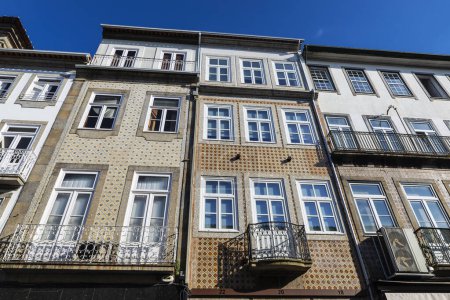 Foto de Fachada de antiguos edificios clásicos decorados con azulejos en el casco antiguo de Braga, Portugal - Imagen libre de derechos