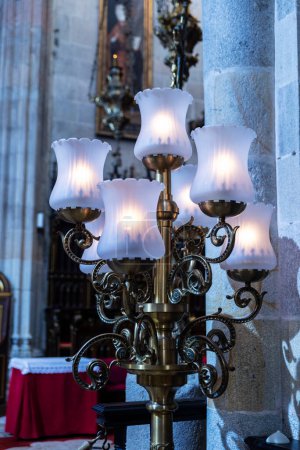 Foto de Araña o candelabro en el interior de la Catedral de Braga en el casco antiguo de Braga, Portugal - Imagen libre de derechos