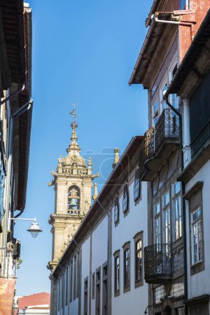 Foto de Campanario de la Iglesia de Santa Cruz o Santa Cruz en el casco antiguo de Braga, Portugal - Imagen libre de derechos