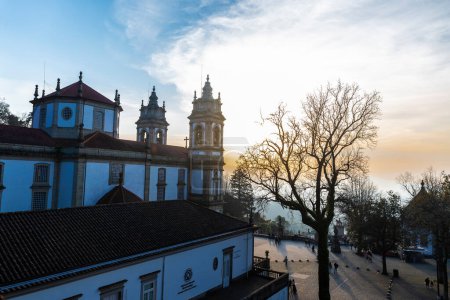 Foto de Fachada del Santuario de Bom Jesus do Monte al atardecer, Braga, Portugal - Imagen libre de derechos