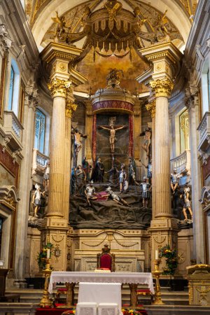 Foto de Altar con la crucifixión de Jesucristo en el interior del Santuario de Bom Jesus do Monte, Braga, Portugal - Imagen libre de derechos