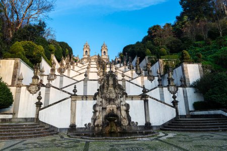 Foto de Fachada y escalera del Santuario de Bom Jesus do Monte, Braga, Portugal - Imagen libre de derechos