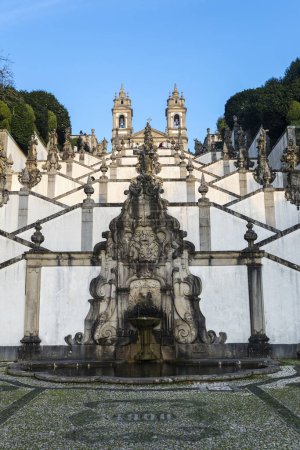 Foto de Fachada y escalera del Santuario de Bom Jesus do Monte, Braga, Portugal - Imagen libre de derechos