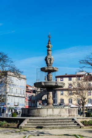 Foto de Braga, Portugal - 25 de noviembre de 2023: Fuente de Campo das Hortas junto al Arco de la Nueva Puerta en el casco antiguo de Braga, Portugal - Imagen libre de derechos