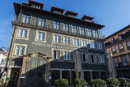 Foto de Braga, Portugal - 25 de noviembre de 2023: Fachada del Porta Nova Collection House Hotel, un edificio clásico en Braga, Portugal - Imagen libre de derechos