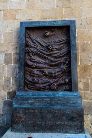 Foto de Braga, Portugal - 25 de noviembre de 2023: Monumento a la escultura de manos virtuosas de la Iglesia de la Misericordia en el casco antiguo de Braga, Portugal - Imagen libre de derechos