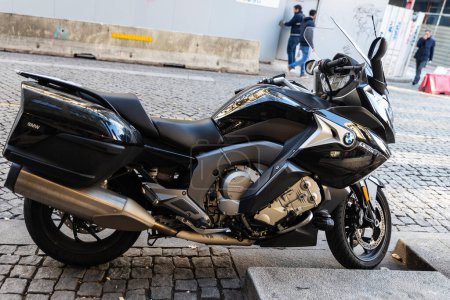 Foto de Oporto, Portugal - 23 de noviembre de 2023: BMW K 1600 GT motocicleta negra estacionada en una calle de Oporto, Portugal - Imagen libre de derechos