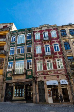 Foto de Oporto, Portugal - 23 de noviembre de 2023: Fachada de antiguos edificios clásicos decorados con azulejos en el casco antiguo de Oporto u Oporto, Portugal - Imagen libre de derechos