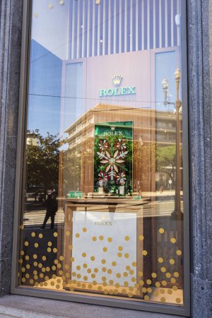 Foto de Oporto, Portugal - 23 de noviembre de 2023: Señal de Rolex en una joyería de lujo en una calle comercial de Oporto, Portugal - Imagen libre de derechos