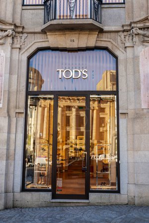 Foto de Oporto, Portugal - 23 de noviembre de 2023: Exposición de Tods, tienda de ropa de lujo especializada en calzado, en la avenida Dos Aliados, una calle comercial en Oporto, Portugal - Imagen libre de derechos