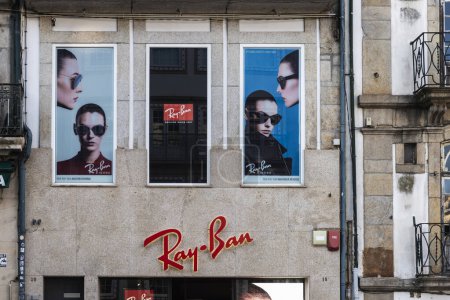 Foto de Oporto, Portugal - 23 de noviembre de 2023: Exposición de Ray Ban, tienda de gafas de sol de lujo, en una calle comercial de Oporto, Portugal - Imagen libre de derechos