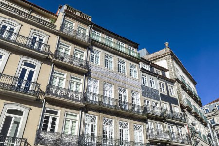 Foto de Fachada de antiguos edificios clásicos decorados con azulejos en el casco antiguo de Oporto u Oporto, Portugal - Imagen libre de derechos