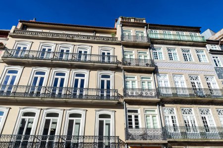 Foto de Fachada de antiguos edificios clásicos decorados con azulejos en el casco antiguo de Oporto u Oporto, Portugal - Imagen libre de derechos