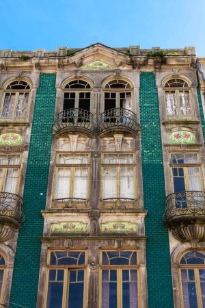 Foto de Fachada de un antiguo edificio clásico decorado con azulejos verdes en el casco antiguo de Oporto u Oporto, Portugal - Imagen libre de derechos