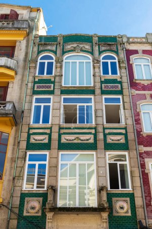 Foto de Fachada de antiguos edificios clásicos decorados con azulejos de colores en el casco antiguo de Oporto u Oporto, Portugal - Imagen libre de derechos