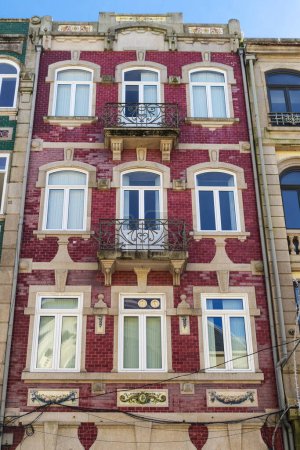 Foto de Fachada de un antiguo edificio clásico decorado con tejas rojas en el casco antiguo de Oporto u Oporto, Portugal - Imagen libre de derechos